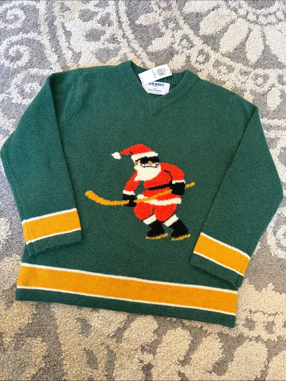 Old Navy boys’ Christmas hockey Santa sweater jersey, size 5T NWT!